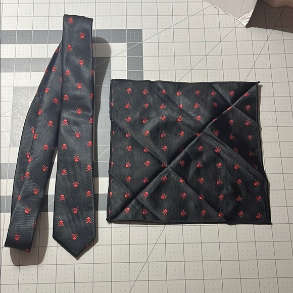 Black and Red Skull Pattern Tie and Pocket Square Set - Picture 1 of 4